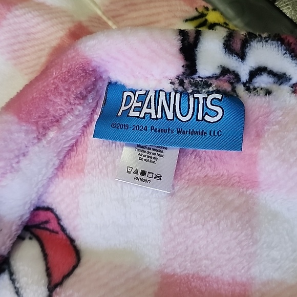 Brand new Berkshire Peanuts Snoopy Pink Holiday Blanket - Picture 6 of 8